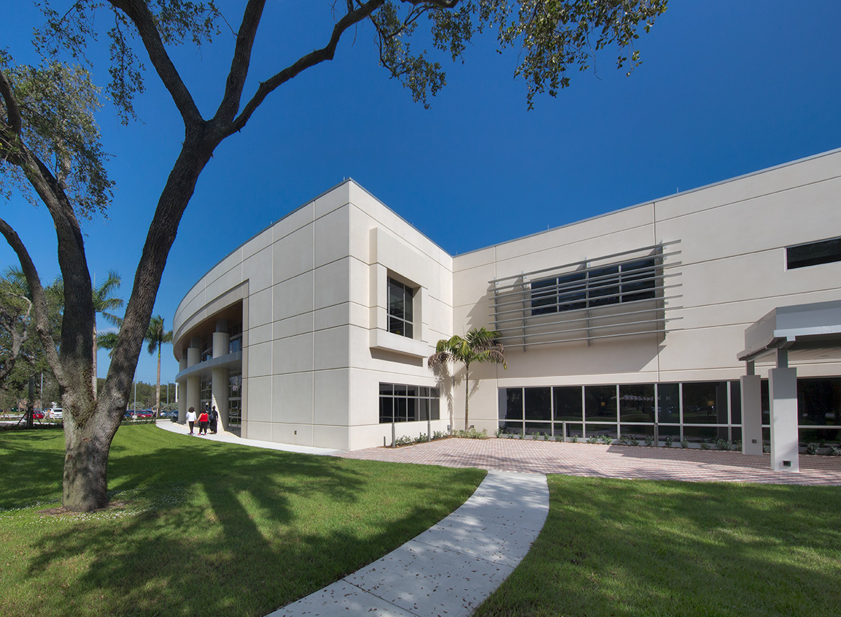 Architectural view of Boca Raton Fl Regional Hospital Women's Institute.