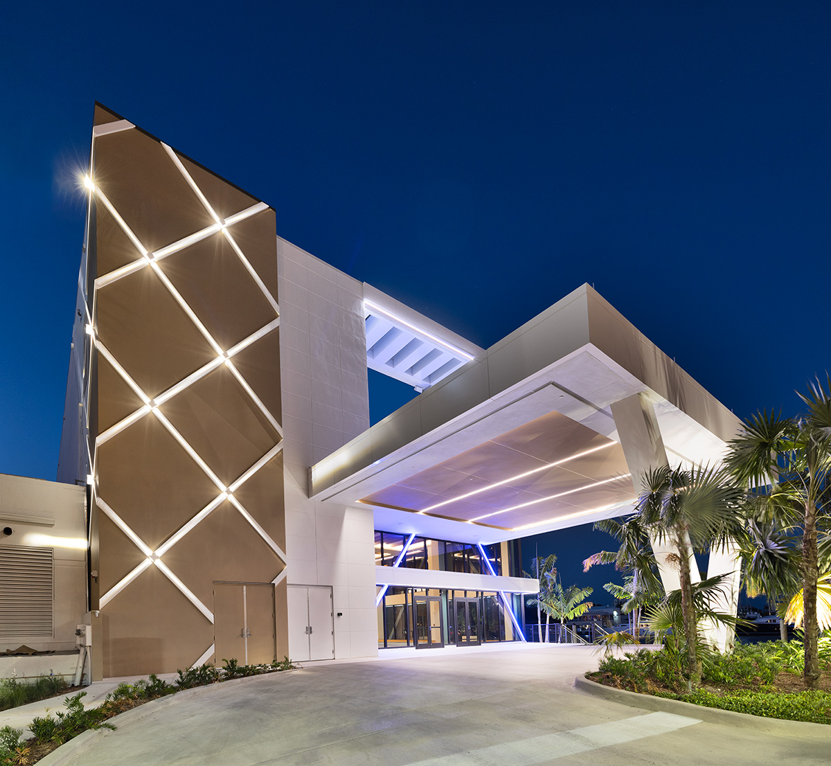 Architectural dusk view of the Hilton Marina in Fort Lauderdale, FL.