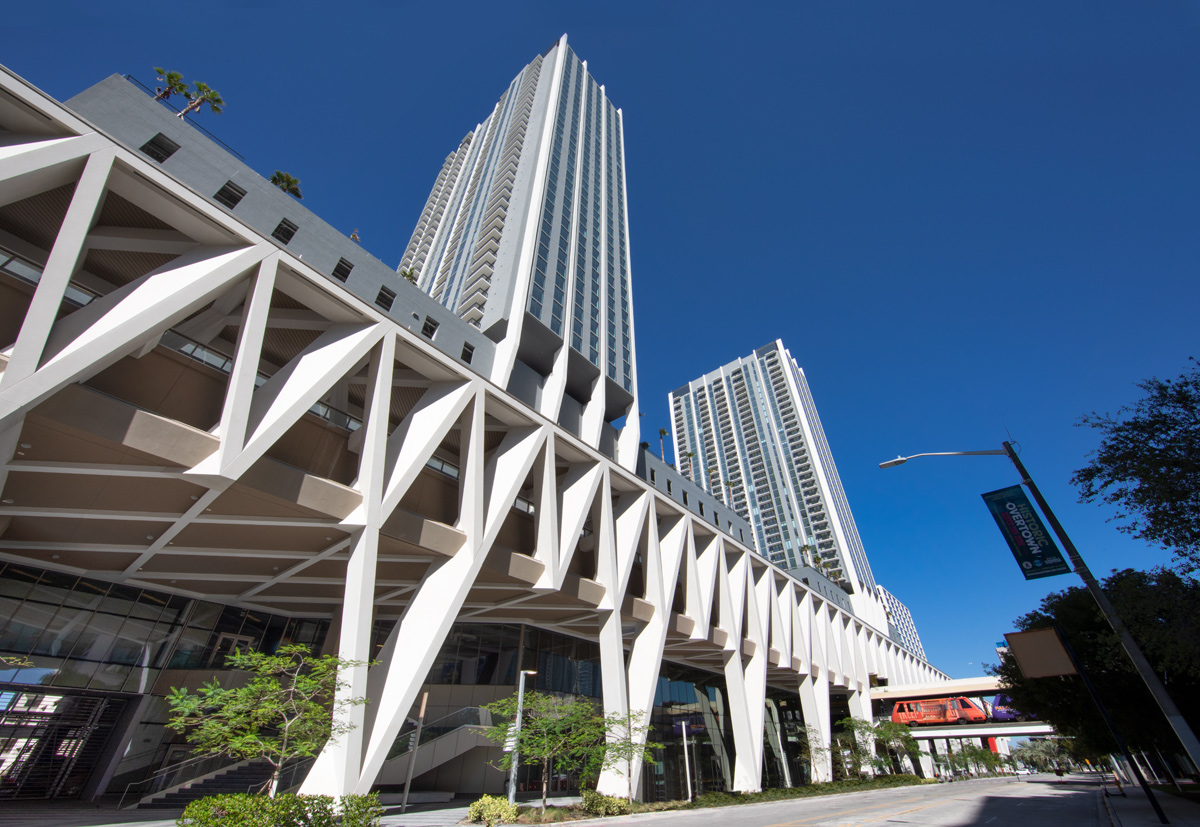 Architectural view of the Miami Central ParkLine residences with Metromover.