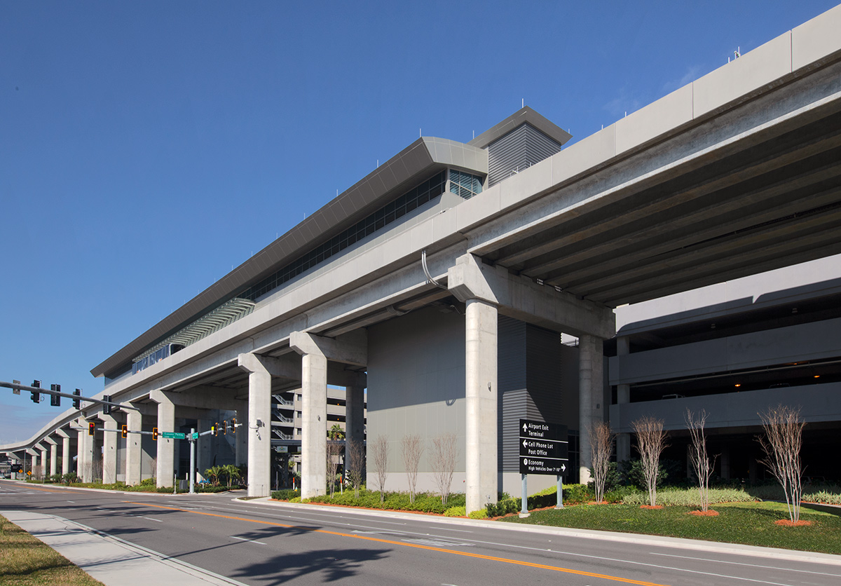 Architectural view of the people mover at the Tampa Int airport.